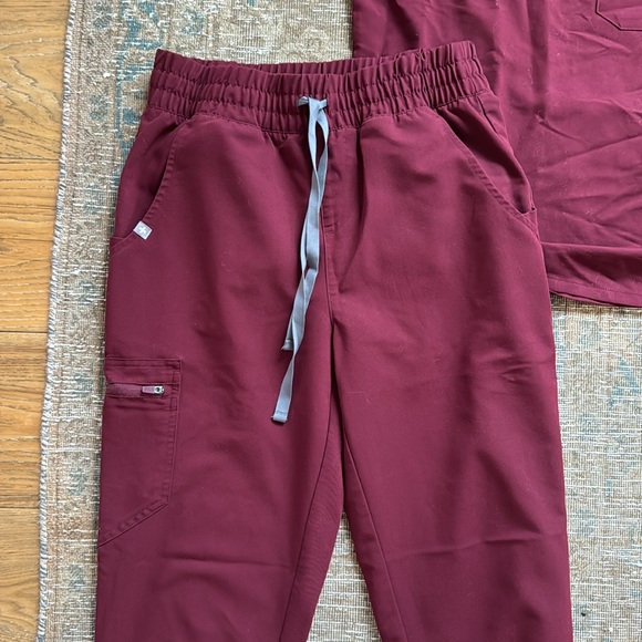 Figs set- joggers + one pocket top - Picture 2 of 3